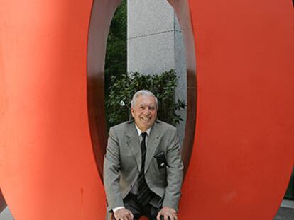 Mario Vargas Llosa, ayer en la sede del Grupo Santillana en Madrid.