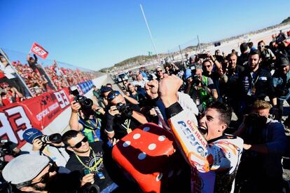 El piloto de Repsol Honda Marc Márquez celebra el campeonato del mundo después de la carrera.
