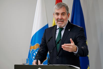 El presidente de Canarias, Fernando Clavijo, da una rueda de prensa tras la reunión mantenida con el presidente del Gobierno, Pedro Sánchez, este jueves, en el Palacio de la Moncloa, en el marco de la ronda de contactos abierta con todos los presidentes autonómicos.