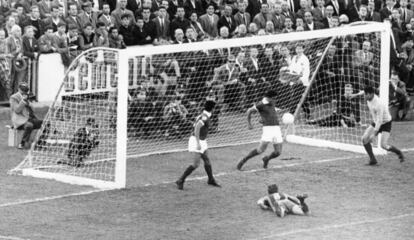 Angelo Martins, defensa del Benfica, atura un cop de cap de Kocsis, a terra, a la final del 1961.