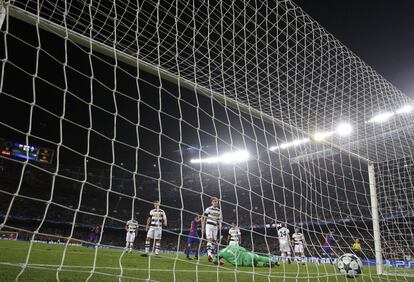 Momento en que Lionel Messi marca el primer gol de su equipo.