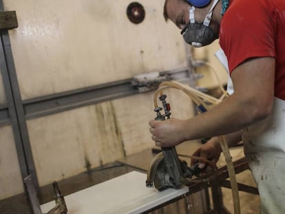 Un marmolista trabaja cortando cuarzo.