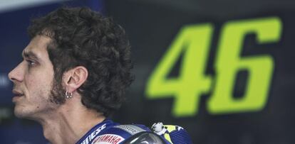 El piloto italiano Valentino Rossi, en su garaje durante el Gran Premio de Malasia de motociclismo.