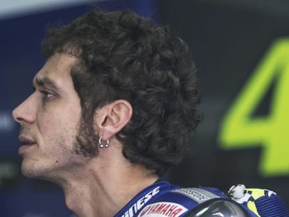 El piloto italiano Valentino Rossi, en su garaje durante el Gran Premio de Malasia de motociclismo.