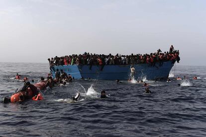 Migrantes esperan a ser rescatados por miembros de la ONG Proactiva Open Arms, en el mar Mediterráneo, a 12 millas náuticas de Libia, el 4 de octubre.