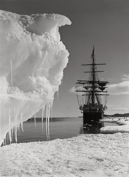 <b>A <i>Terra Nova</i>, junto a um iceberg. 16 de janeiro, 1911.</b> <br/> O formidável empreendimento concebido por Ernest Shackleton a bordo do <i>Endurance</i> também não obteria sucesso: cruzar o continente Antártico de ponta a ponta pela primeira vez, entrar em mares congelados e enfrentar perigos desconhecidos, navegar entre icebergs do tamanho de castelos, em um clima que registra a temperatura mais fria da Terra.