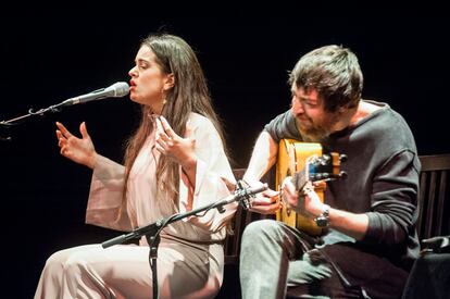 Rosalía durante un concierto con Raül Refree en el teatro Lara de Madrid en marzo de 2017, cuando presentaba su álbum 'Los ángeles'.