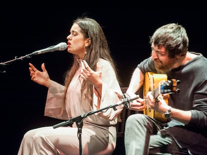 Rosalía durante un concierto con Raül Refree en el teatro Lara de Madrid en marzo de 2017, cuando presentaba su álbum 'Los ángeles'.