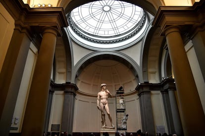 Los restauradores proceden de la Asociación de mecenas "Los amigos de Florencia", y cada dos meses proceden a limpiar el polvo de la célebre estatua.