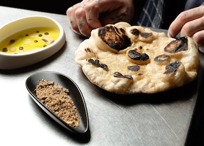 El pa amb amb oli i dukkah de Fronda Pasaje de Barcelona.