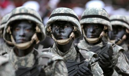 Soldado peruanos desfilan durante el Día de la Independencia de ese país.