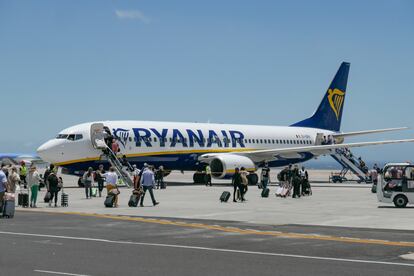 Pasajeros embarcando en uno de los aviones de Ryanair que presta servicio en el Aeropuerto Reina Sofía de Tenerife.