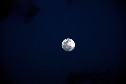 Lua cheia sobre Sanaã, no Iêmen, nesta terça-feira.