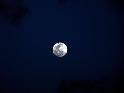 Lua cheia sobre Sanaã, no Iêmen, nesta terça-feira.