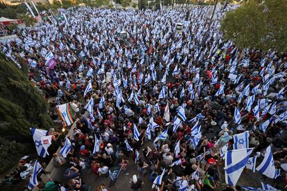 El Parlamento de Israel ha aprobado este lunes la primera ley de peso de la reforma judicial que el Ejecutivo de Benjamín Netanyahu presentó el pasado enero y que ha generado 30 semanas consecutivas de manifestaciones multitudinarias. En la imagen, manifestantes con banderas nacionales frente al Parlamento israelí (Knesset) en Jerusalén, el domingo.