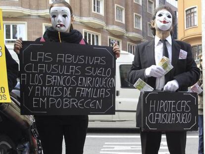 Un grupo de manifestantes protesta por las cláusulas suelo de la banca.