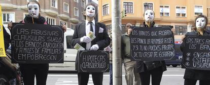 Un grupo de manifestantes protesta por las cláusulas suelo de la banca.