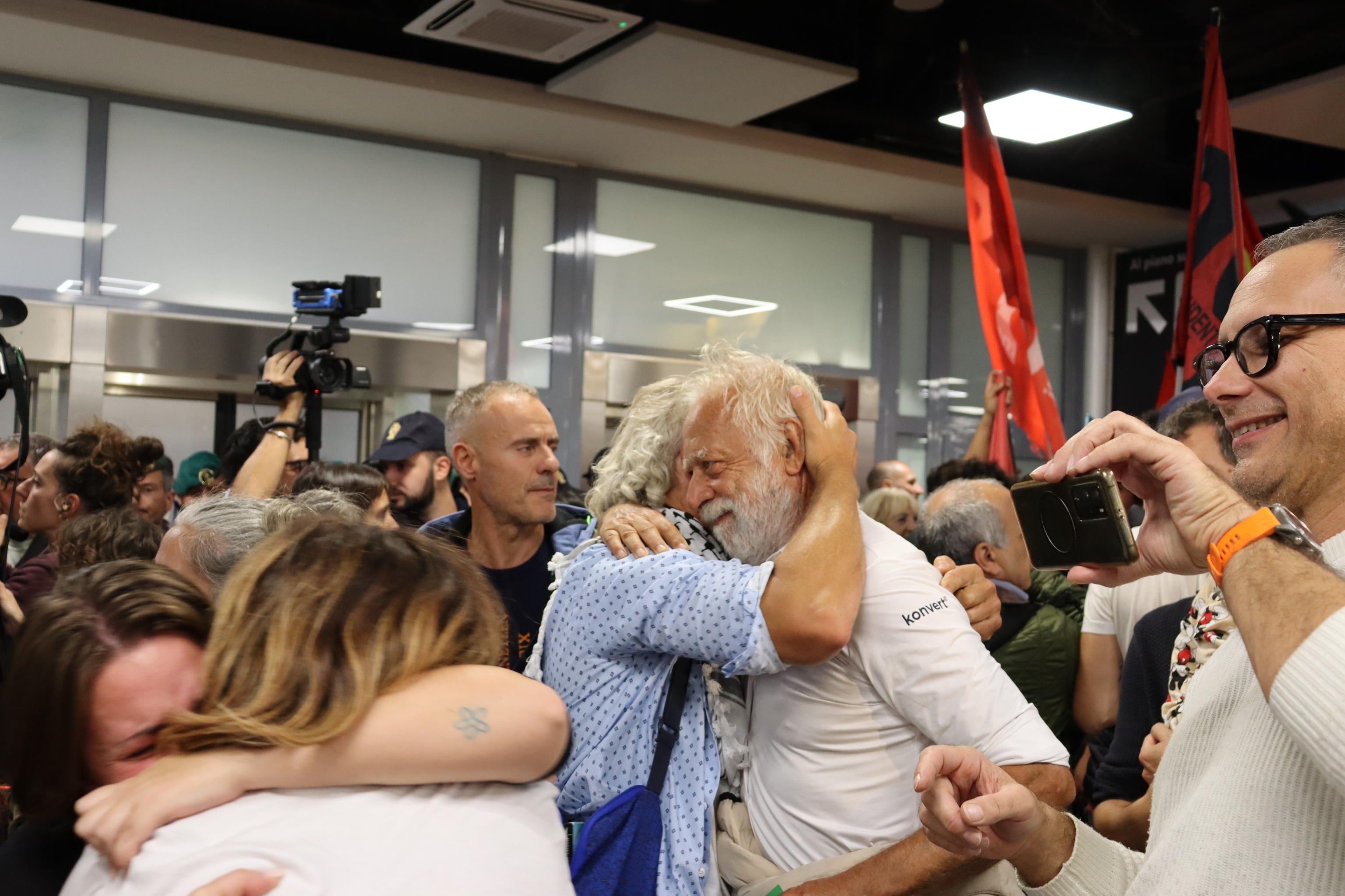 Exteriores afirma que 21 de los 49 españoles de la flotilla detenidos en Israel regresarán este domingo a España