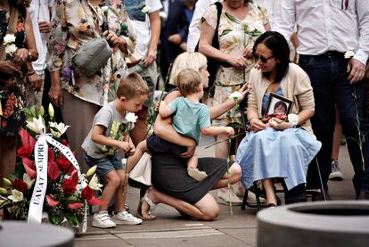 Una mujer consuela a una víctima de los atentados durante los actos conmemorativos, este miércoles.