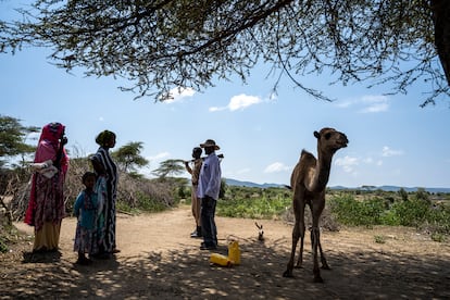 Mohamed Abdi Allamagen, arqueólogo somalilandés, pregunta a una familia nómada sobre la localización de un posible yacimiento medieval en una de las zonas visitadas por la expedición.