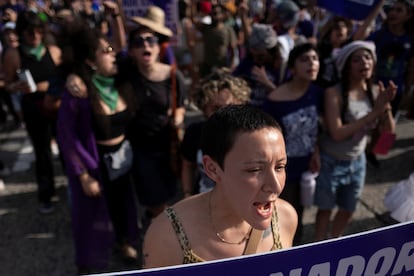 Al grito de: "Vivas nos queremos", "Nosotras parimos, nosotras decidimos" o "¡Qué viva la lucha feminista!", dos marchas recorrieron las calles de la capital de Puerto Rico, este 8 de marzo.