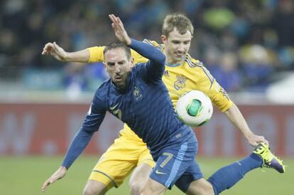 Ribéry pugna por el balón con Kucher