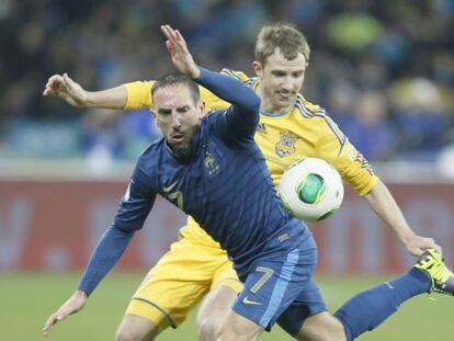 Ribéry pugna por el balón con Kucher