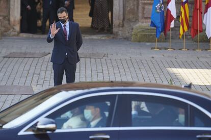 El presidente del Gobierno, Pedro Sánchez, despide al rey Felipe VI antes de la reunión.