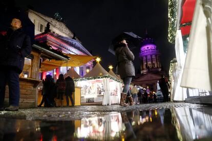 Varias personas caminan por el mercado de Navidad de Gendarmenmarkt, Berlín.  