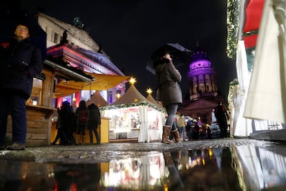 Varias personas caminan por el mercado de Navidad de Gendarmenmarkt, Berlín.  
