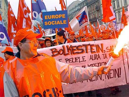 Manifestación de sindicalistas europeos en Estrasburgo contra la directiva de servicios.