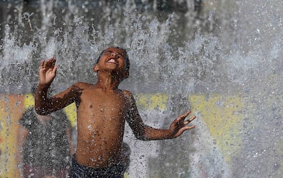 Un niño juega en una fuente de Southbank, en Londres (Reino Unido).