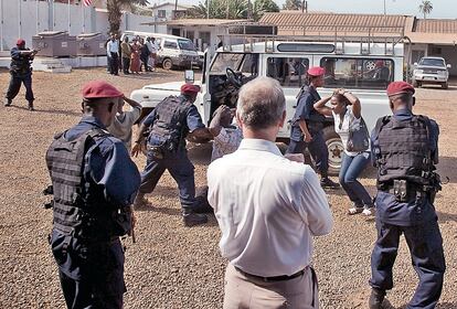El director de la Oficina de Naciones Unidas contra La Droga y el Delito presencia un entrenamiento de la policía de Sierra Leona.