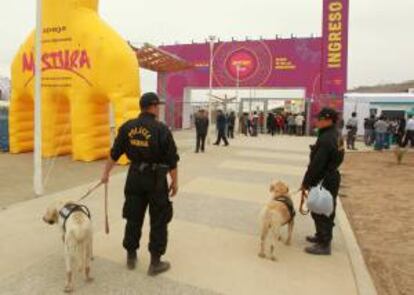La Policia canina custodia el ingreso a la feria gastronómica Mistura, en Lima (Perú).