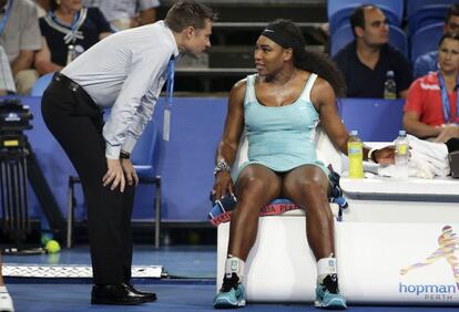 Serena pide un café al oficial de pista.