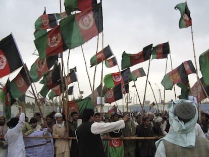 Manifestantes afganos gritan consignas durante una protesta convocada por una disputa fronteriza con Pakist&aacute;n.