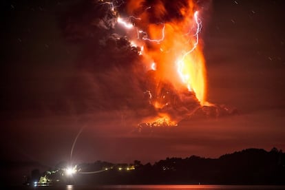 Os raios próprios do fenômeno começaram a ser vistos ao anoitecer, juntamente com a enorme nuvem de cinzas que há horas cai sobre o lugar.