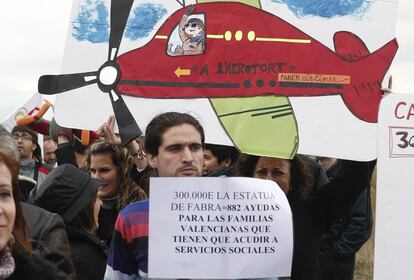 Manifestantes con pancartas protestan en el aeropuerto de Castellón