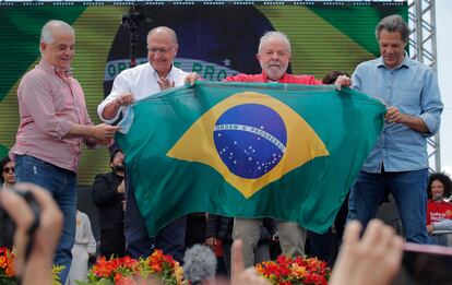 Marcio França, Geraldo Alckmin, Lula da Silva y Fernando Haddad, durante un mitin en Sao Paulo.