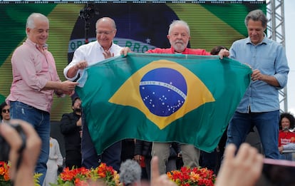 Marcio França, Geraldo Alckmin, Lula da Silva y Fernando Haddad, durante un mitin en Sao Paulo.