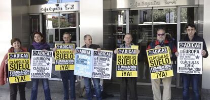 Integrantes de Adicae Castilla y Le&oacute;n se manifiestan hoy en Valladolid para pedir a Europa la retroactividad total de las cl&aacute;usulas suelo. EFE/Nacho Gallego