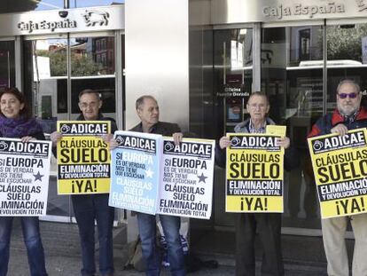 Integrantes de Adicae Castilla y Le&oacute;n se manifiestan hoy en Valladolid para pedir a Europa la retroactividad total de las cl&aacute;usulas suelo. EFE/Nacho Gallego