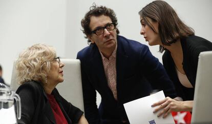 La alcaldesa y Rita Maestre durante el pleno.
