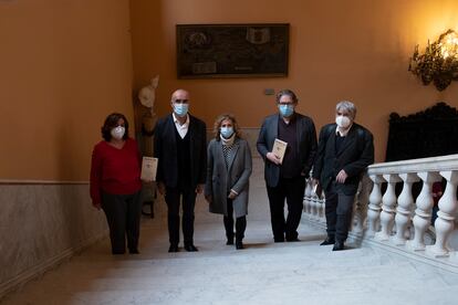 Desde la izquierda, Mila Díaz, Antonio Muñoz, Isabel Ojeda, David González y Juan Bonilla, este viernes en el Ayuntamiento de Sevilla antes de la presentación de 'Cuentos de libro'.