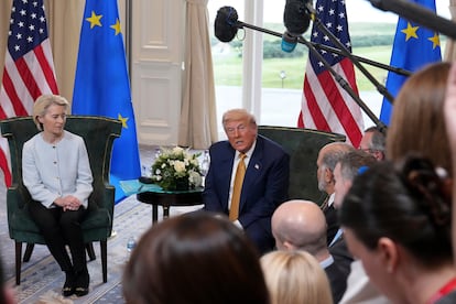 La presidenta de la Comisión Europea, Ursula von der Leyen, escucha al presidente de EE UU, Donald Trump, mientras se dirige a la prensa, este domingo en Turnberry, Escocia. 
