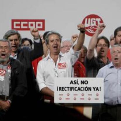 Los secretarios generales de UGT, Cándido Méndez, y de CC OO, Ignacio Fernández Toxo, entre otros, tras pronunciar un discurso en la Puerta del Sol al término de la manifestación convocada esta tarde en Madrid con motivo de la huelga general