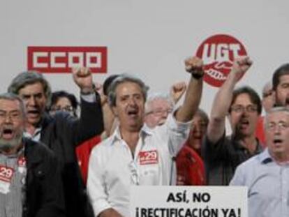 Los secretarios generales de UGT, Cándido Méndez, y de CC OO, Ignacio Fernández Toxo, entre otros, tras pronunciar un discurso en la Puerta del Sol al término de la manifestación convocada esta tarde en Madrid con motivo de la huelga general