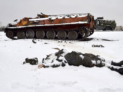 El cadáver de un soldado ruso yace junto a un vehículo blindado destruido en una carretera en las afueras de Járkov, el día 26.