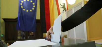 Una persona vota en las elecciones regionales de Berlín (Alemania).
