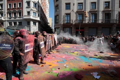 Manifestantes y 'mossos', este sábado en Barcelona.